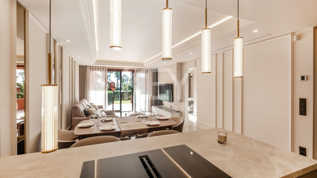 Fully furnished 3 bedroom apartment  within a frontline beach complex in New Golden Mile, Estepona