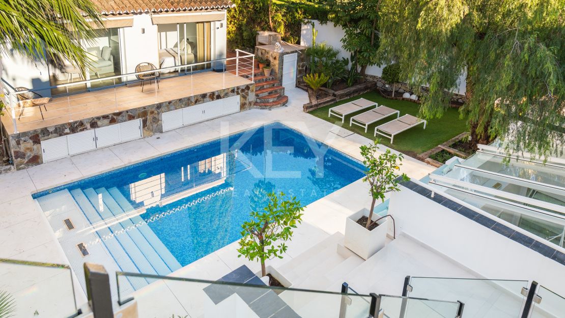 Modern luxury villa with guest house and stunning solarium in Nueva Andalucía