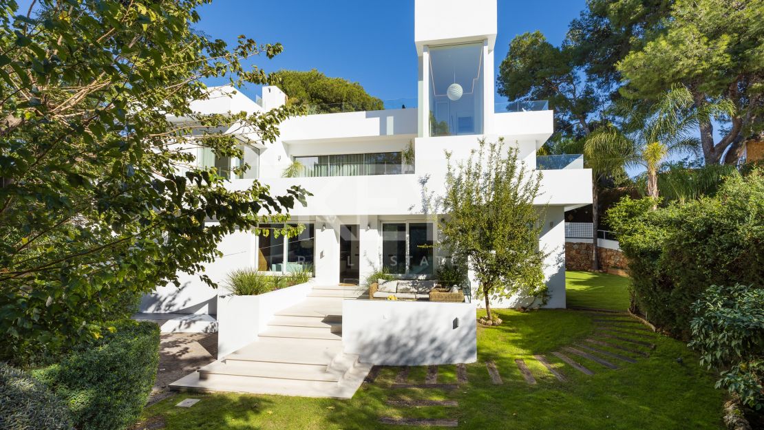 Modern luxury villa with guest house and stunning solarium in Nueva Andalucía