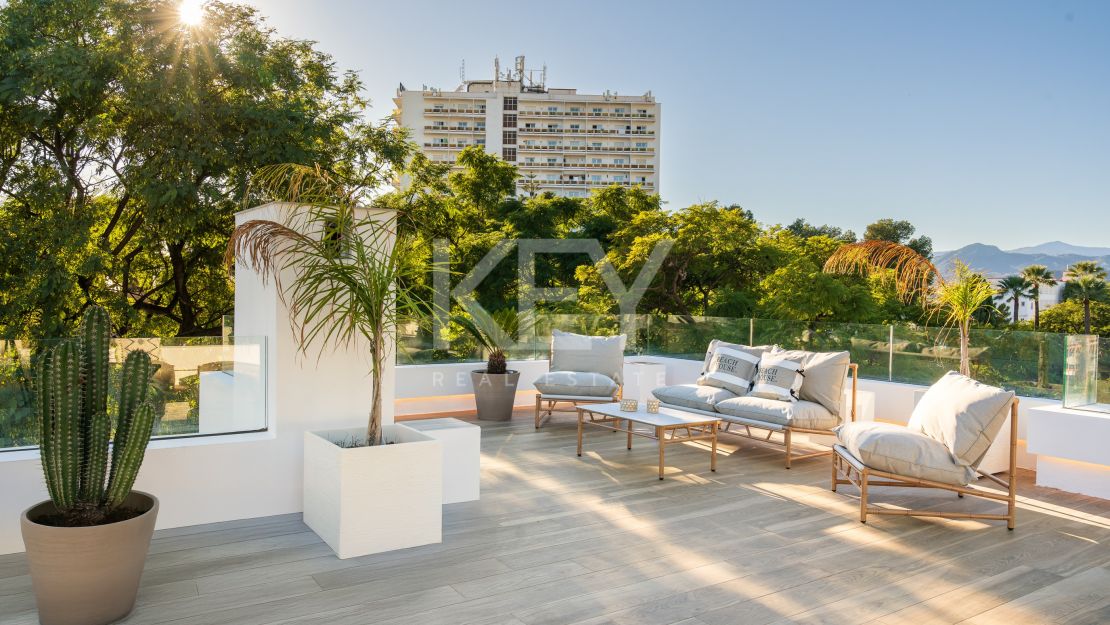Modern luxury villa with guest house and stunning solarium in Nueva Andalucía