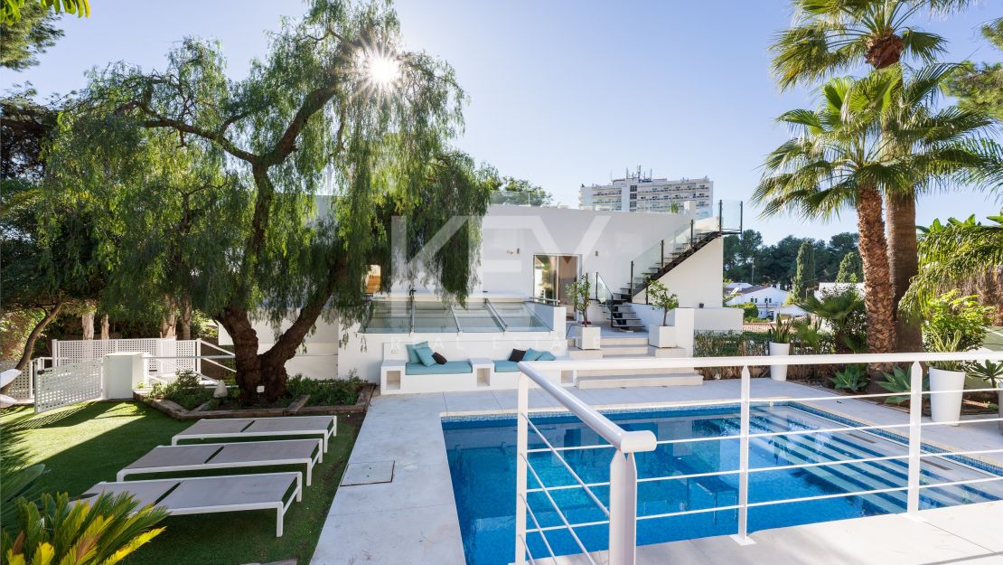 Modern luxury villa with guest house and stunning solarium in Nueva Andalucía