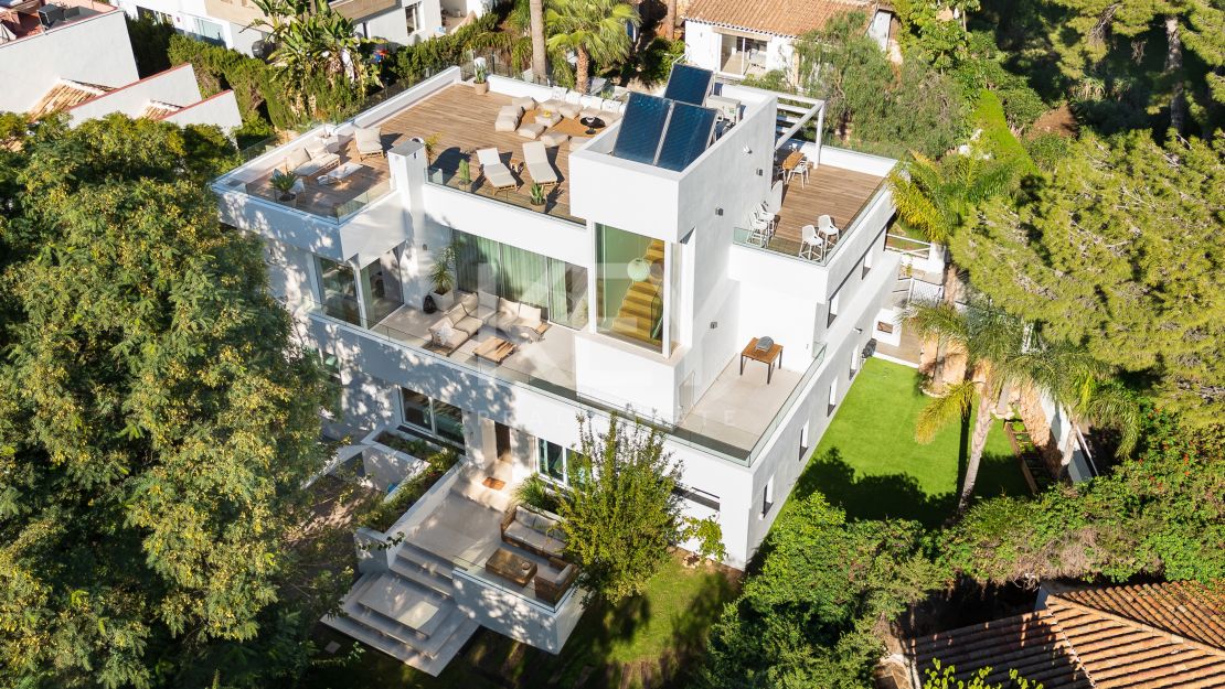 Modern luxury villa with guest house and stunning solarium in Nueva Andalucía