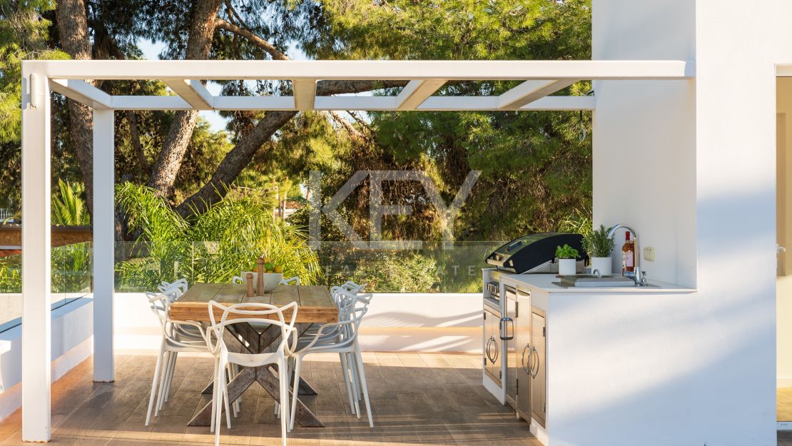 Modern luxury villa with guest house and stunning solarium in Nueva Andalucía