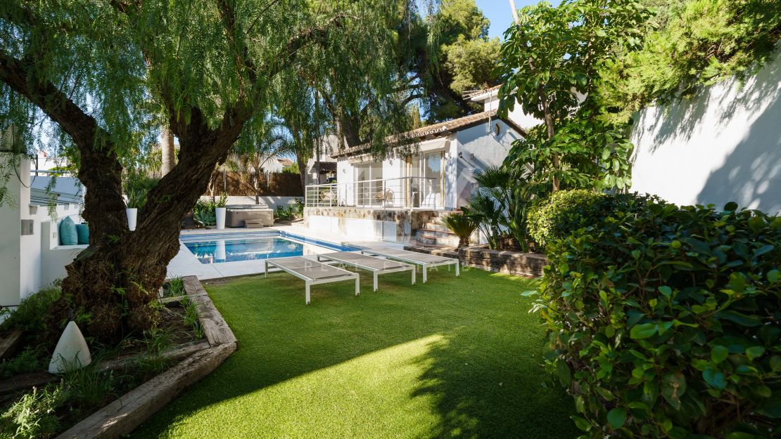 Modern luxury villa with guest house and stunning solarium in Nueva Andalucía
