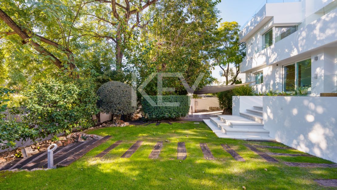 Modern luxury villa with guest house and stunning solarium in Nueva Andalucía