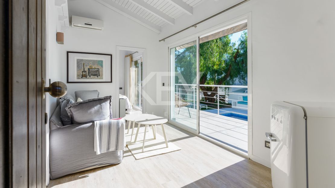 Modern luxury villa with guest house and stunning solarium in Nueva Andalucía