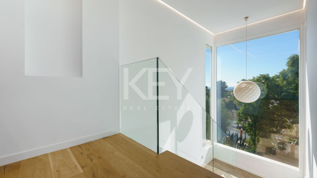 Modern luxury villa with guest house and stunning solarium in Nueva Andalucía
