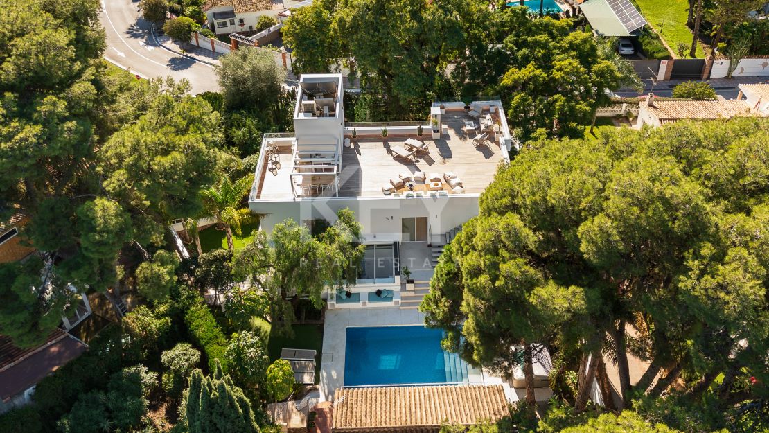 Modern luxury villa with guest house and stunning solarium in Nueva Andalucía