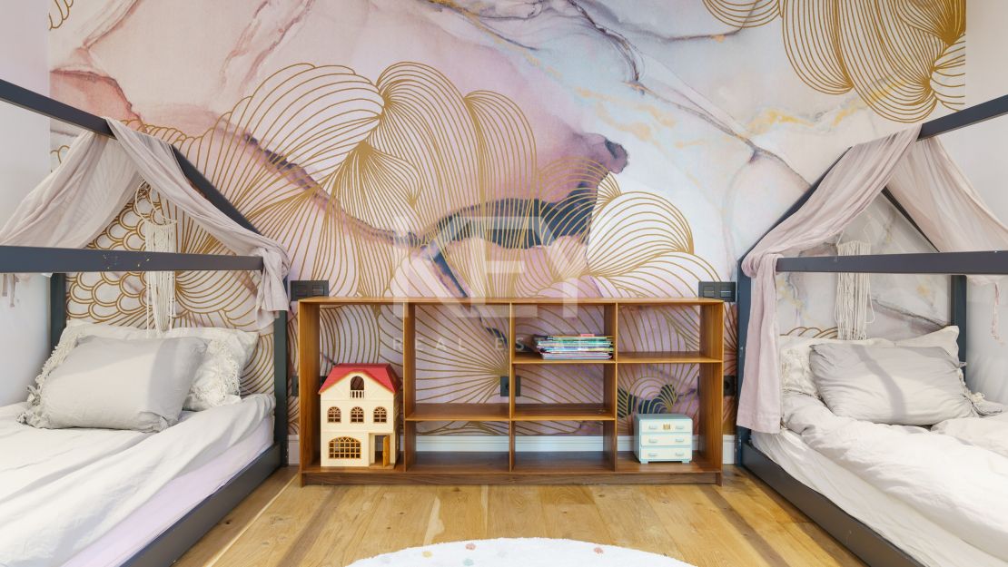 Modern luxury villa with guest house and stunning solarium in Nueva Andalucía