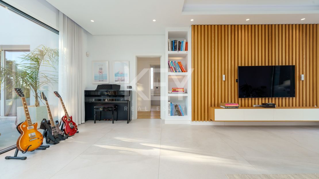 Modern luxury villa with guest house and stunning solarium in Nueva Andalucía