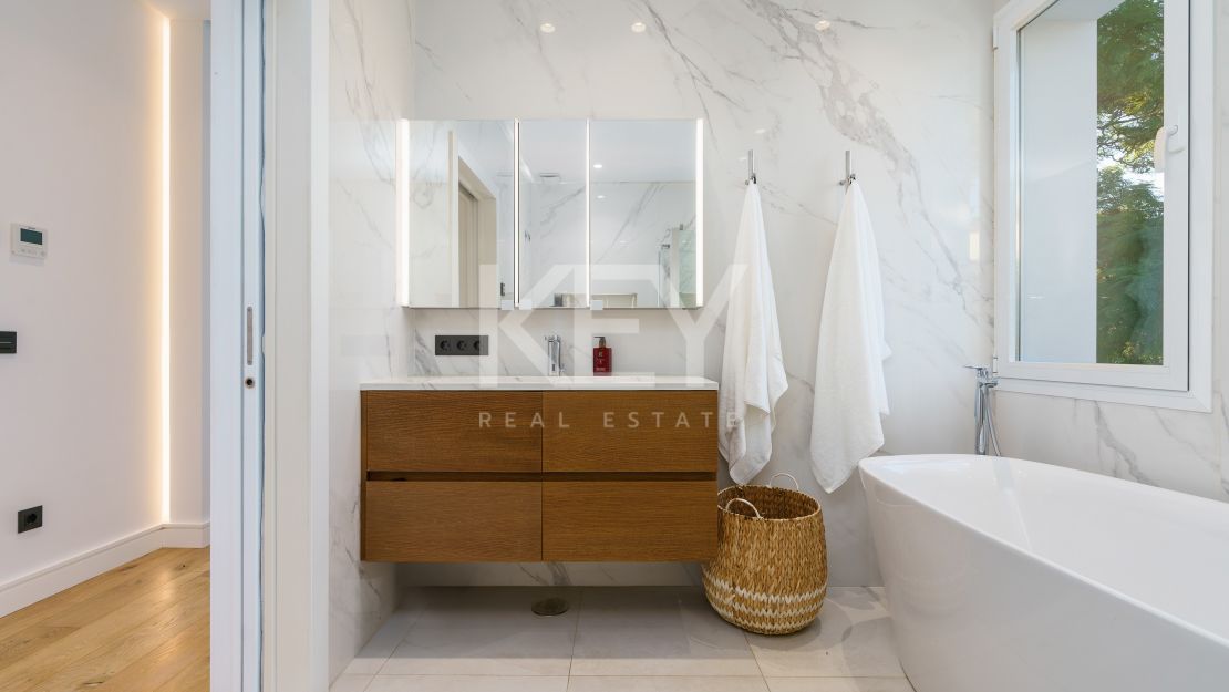 Modern luxury villa with guest house and stunning solarium in Nueva Andalucía