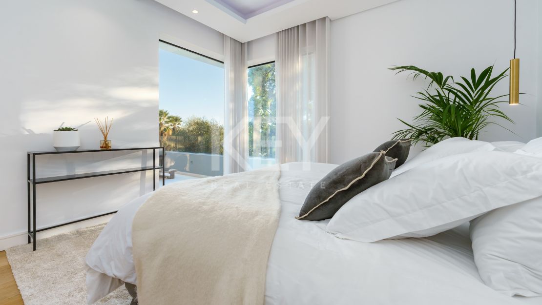 Modern luxury villa with guest house and stunning solarium in Nueva Andalucía