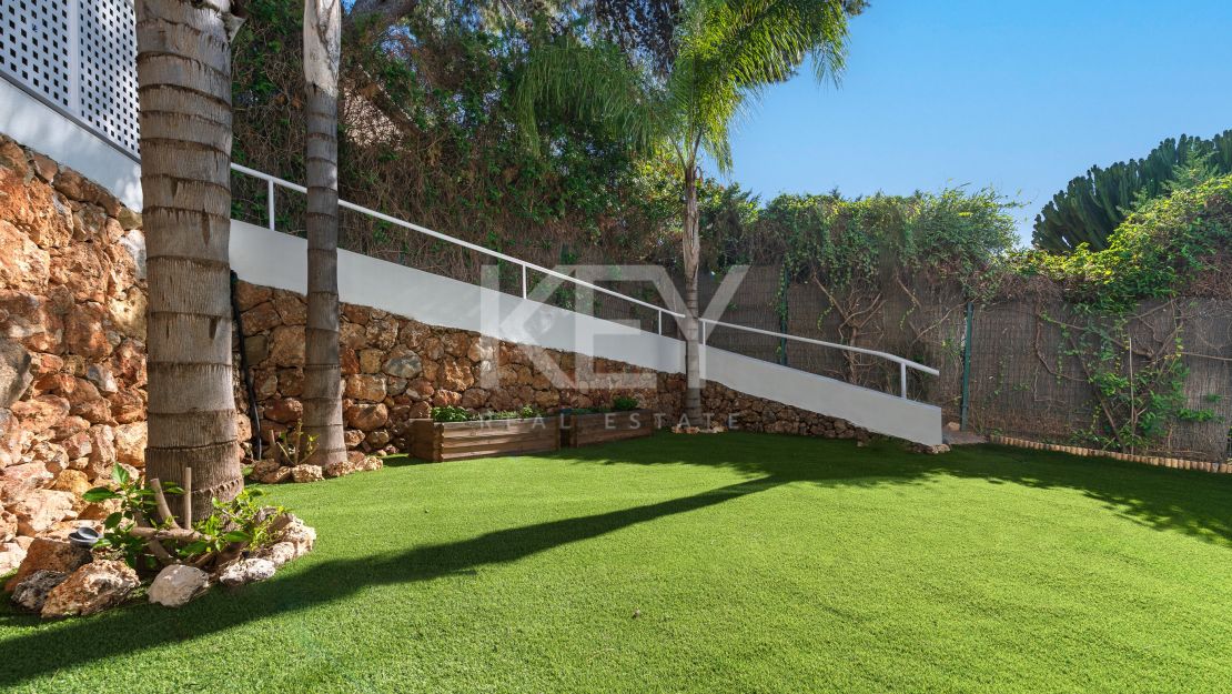 Modern luxury villa with guest house and stunning solarium in Nueva Andalucía