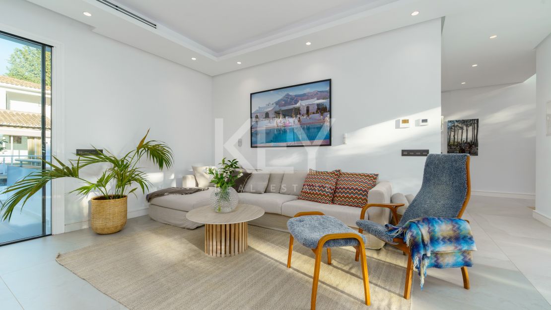 Modern luxury villa with guest house and stunning solarium in Nueva Andalucía