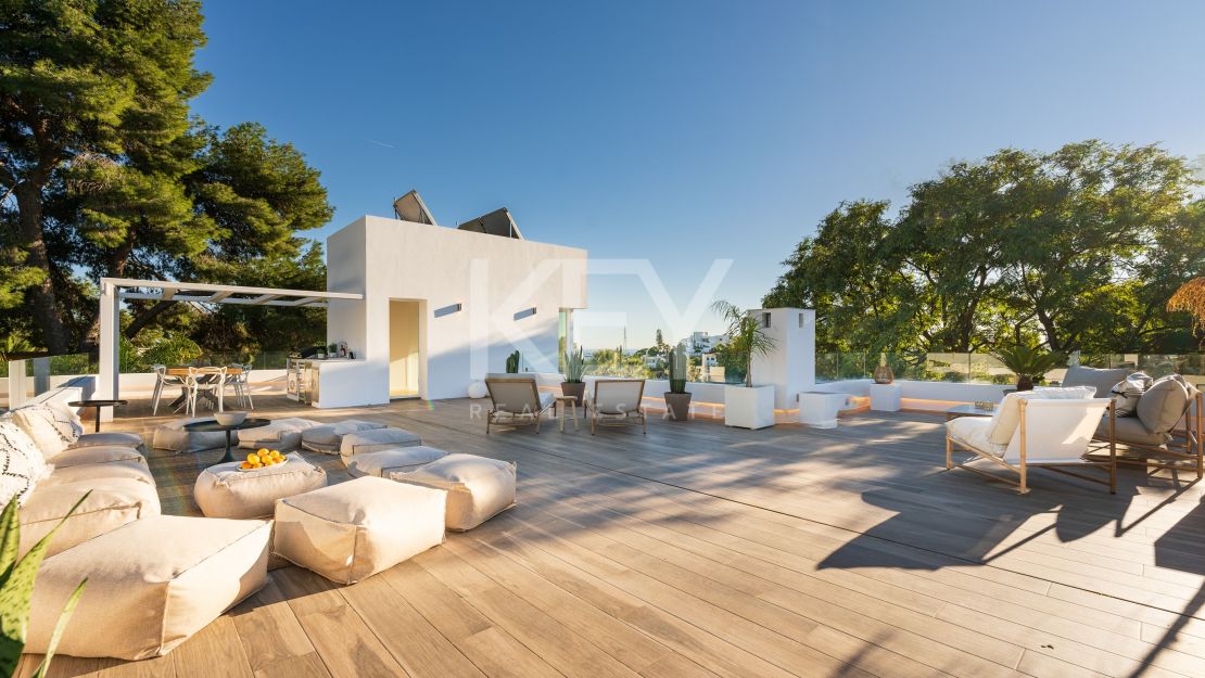 Modern luxury villa with guest house and stunning solarium in Nueva Andalucía