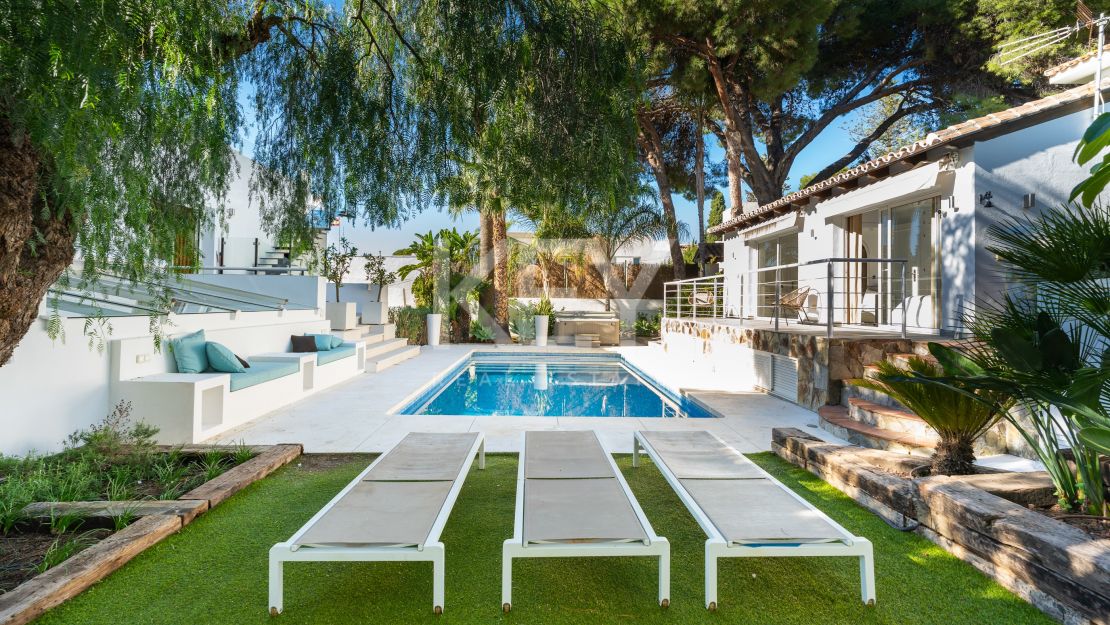Modern luxury villa with guest house and stunning solarium in Nueva Andalucía