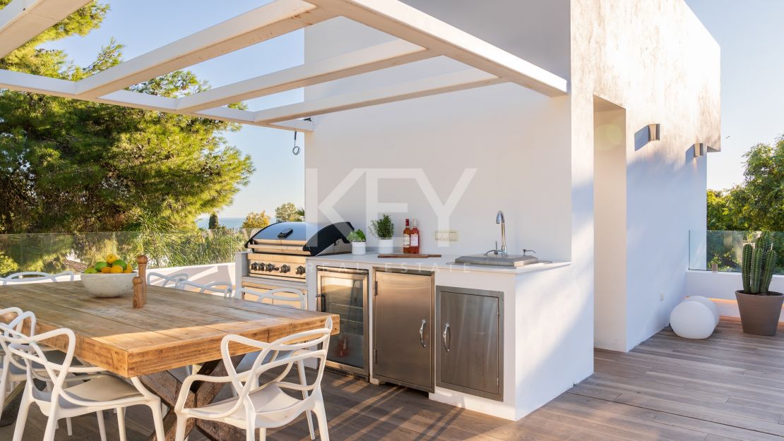 Modern luxury villa with guest house and stunning solarium in Nueva Andalucía