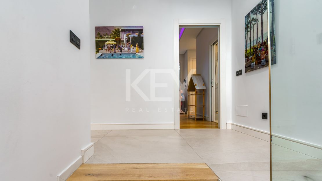 Modern luxury villa with guest house and stunning solarium in Nueva Andalucía