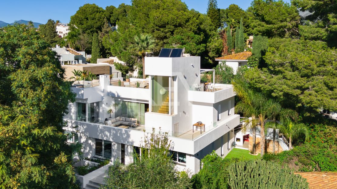 Villa de lujo moderna con casa de huéspedes y solárium impresionante en Nueva Andalucía