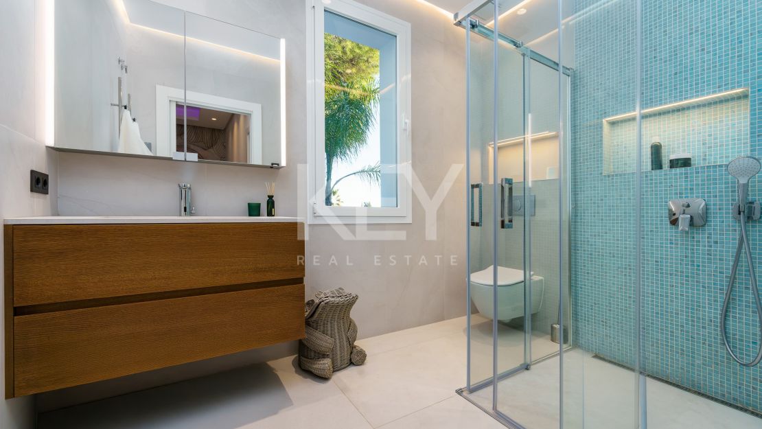 Modern luxury villa with guest house and stunning solarium in Nueva Andalucía