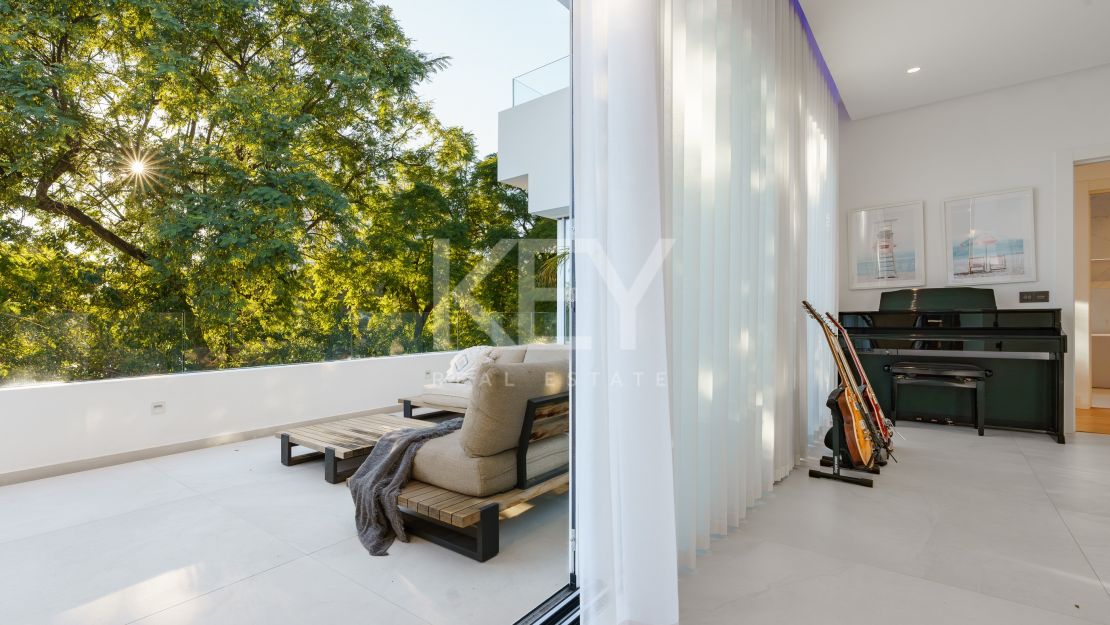 Modern luxury villa with guest house and stunning solarium in Nueva Andalucía