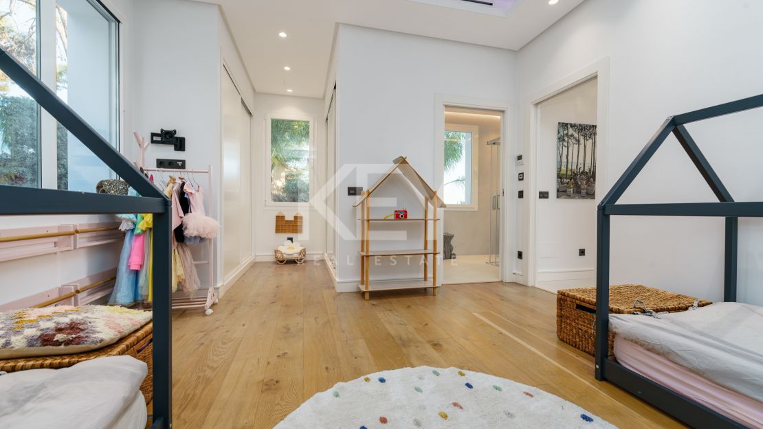 Modern luxury villa with guest house and stunning solarium in Nueva Andalucía