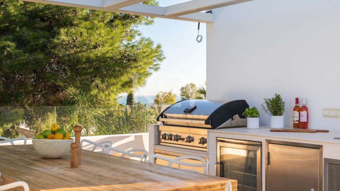 Modern luxury villa with guest house and stunning solarium in Nueva Andalucía