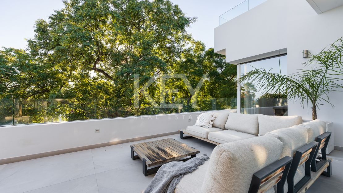 Modern luxury villa with guest house and stunning solarium in Nueva Andalucía