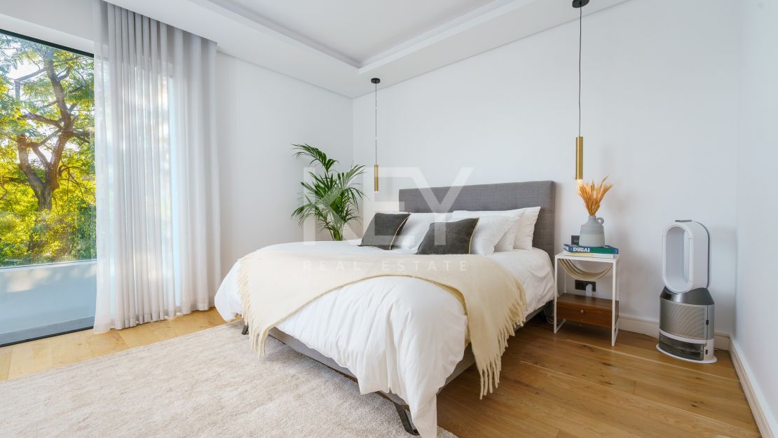 Modern luxury villa with guest house and stunning solarium in Nueva Andalucía