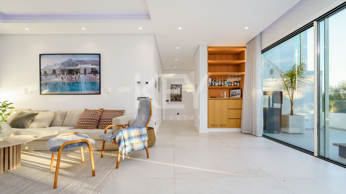 Modern luxury villa with guest house and stunning solarium in Nueva Andalucía