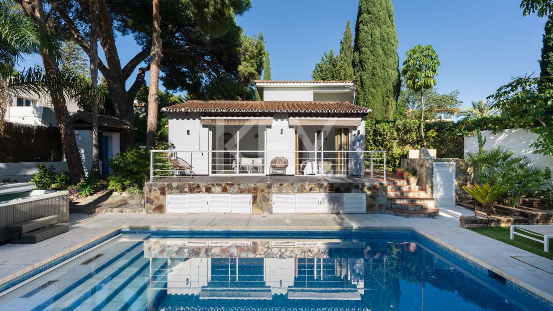 Modern luxury villa with guest house and stunning solarium in Nueva Andalucía