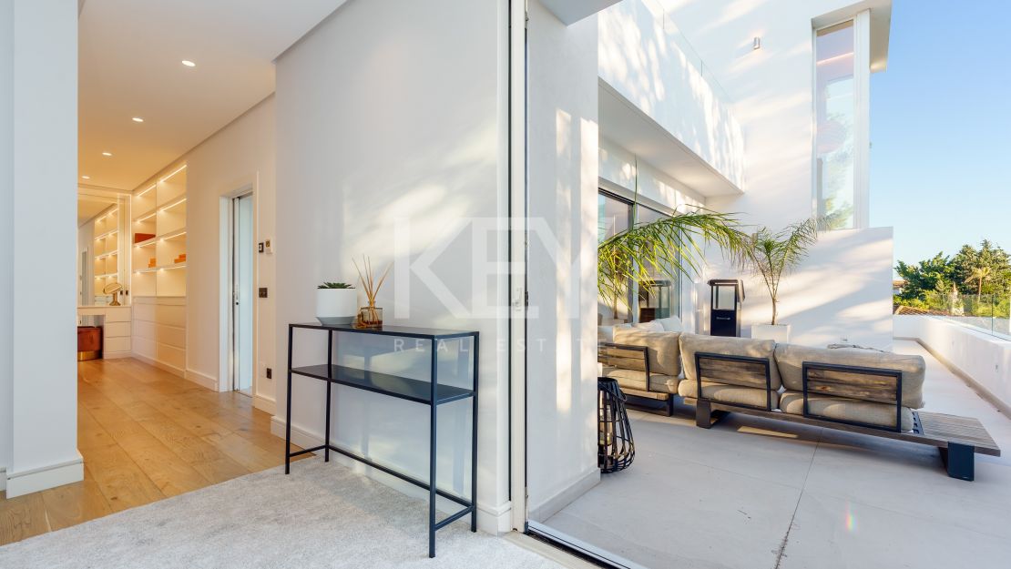 Modern luxury villa with guest house and stunning solarium in Nueva Andalucía
