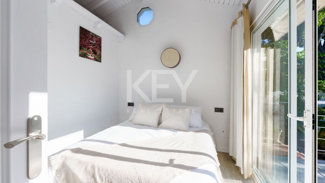 Modern luxury villa with guest house and stunning solarium in Nueva Andalucía