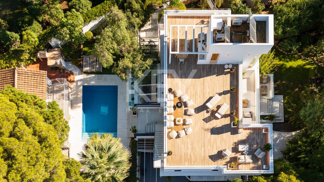 Modern luxury villa with guest house and stunning solarium in Nueva Andalucía
