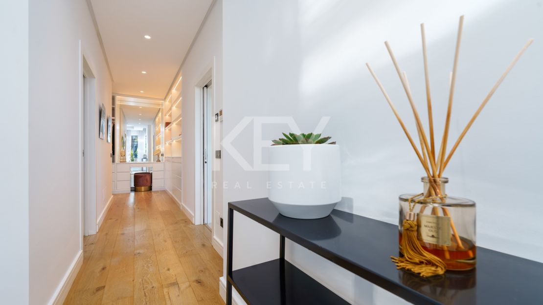 Modern luxury villa with guest house and stunning solarium in Nueva Andalucía