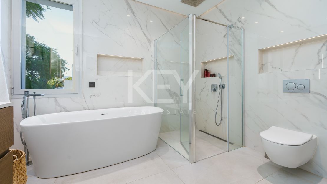 Modern luxury villa with guest house and stunning solarium in Nueva Andalucía