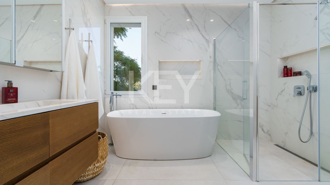 Modern luxury villa with guest house and stunning solarium in Nueva Andalucía