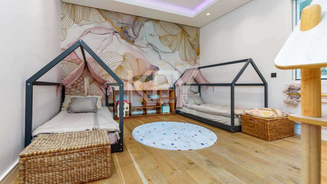 Modern luxury villa with guest house and stunning solarium in Nueva Andalucía