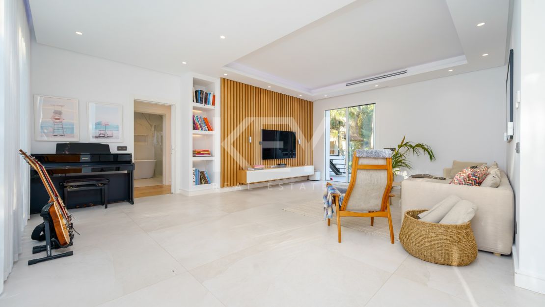 Modern luxury villa with guest house and stunning solarium in Nueva Andalucía