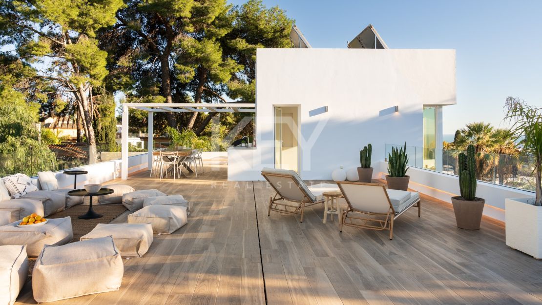 Modern luxury villa with guest house and stunning solarium in Nueva Andalucía