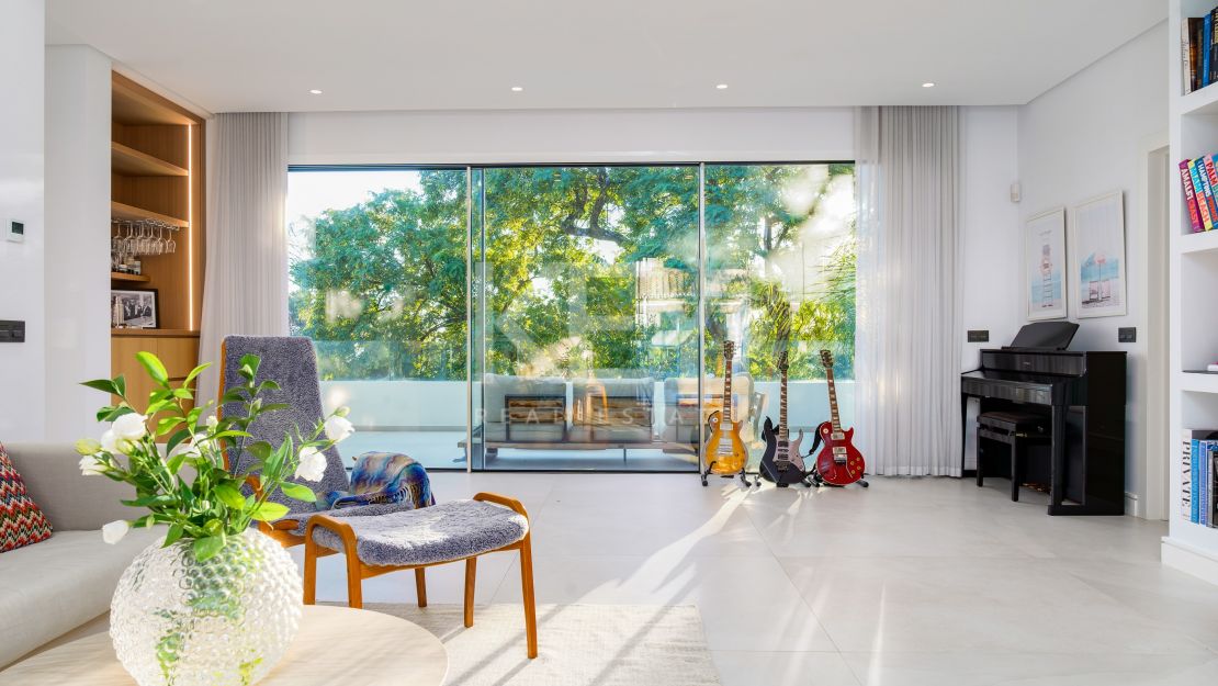Modern luxury villa with guest house and stunning solarium in Nueva Andalucía