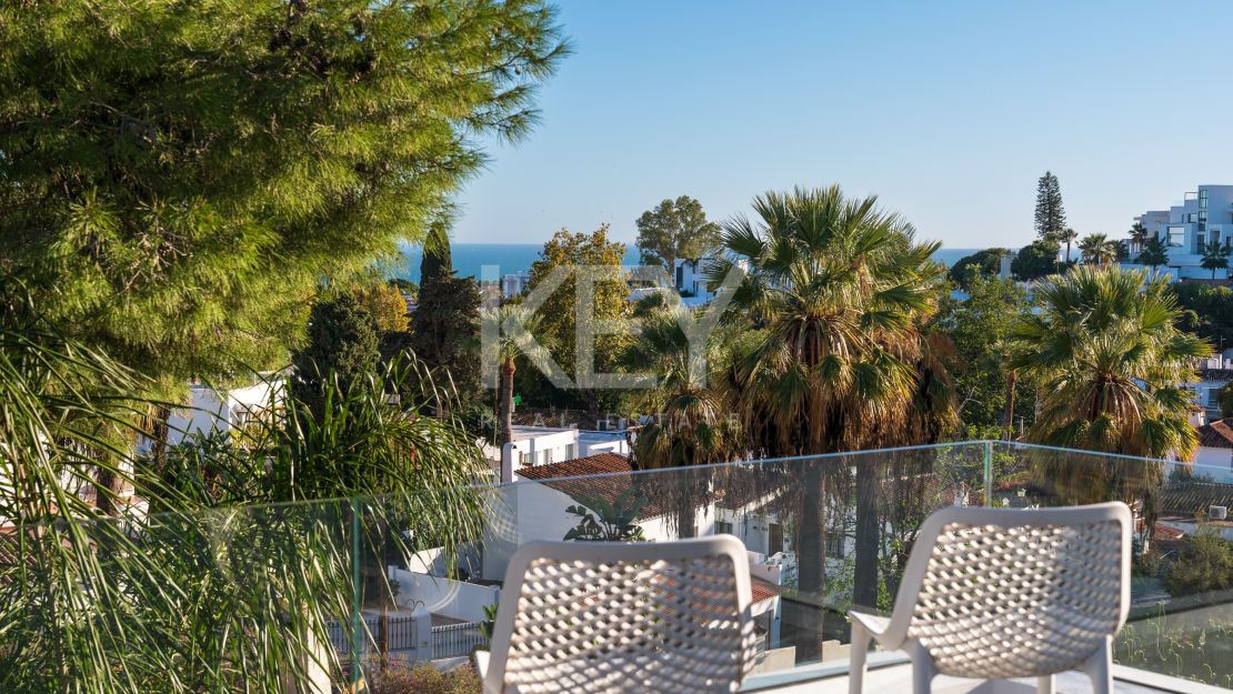 Modern luxury villa with guest house and stunning solarium in Nueva Andalucía