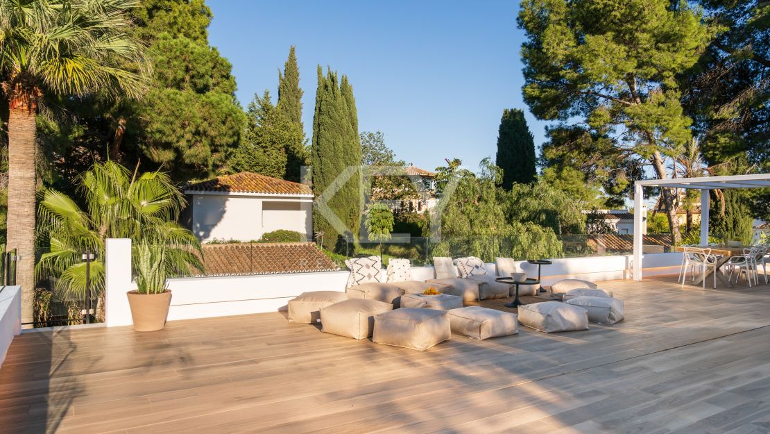 Modern luxury villa with guest house and stunning solarium in Nueva Andalucía