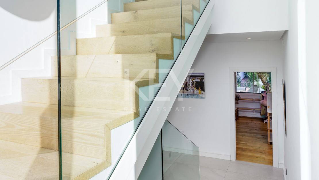 Modern luxury villa with guest house and stunning solarium in Nueva Andalucía