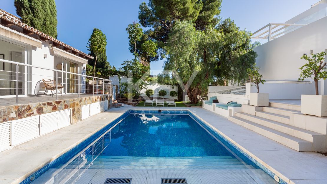 Modern luxury villa with guest house and stunning solarium in Nueva Andalucía