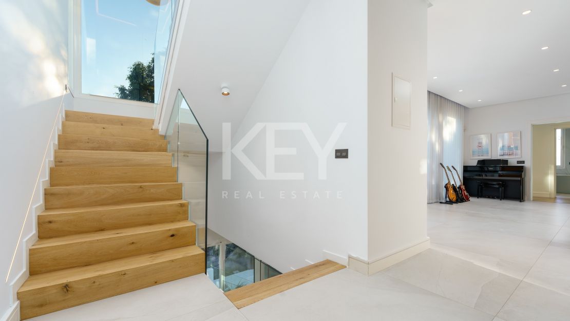 Modern luxury villa with guest house and stunning solarium in Nueva Andalucía