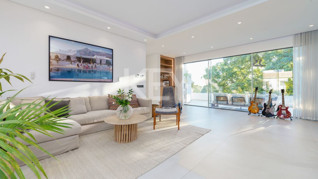 Modern luxury villa with guest house and stunning solarium in Nueva Andalucía