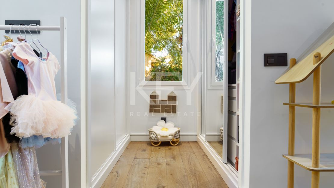 Modern luxury villa with guest house and stunning solarium in Nueva Andalucía