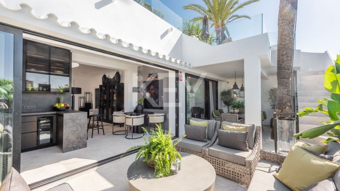 Modern townhouse with panoramic views on Marbella’s Golden Mile