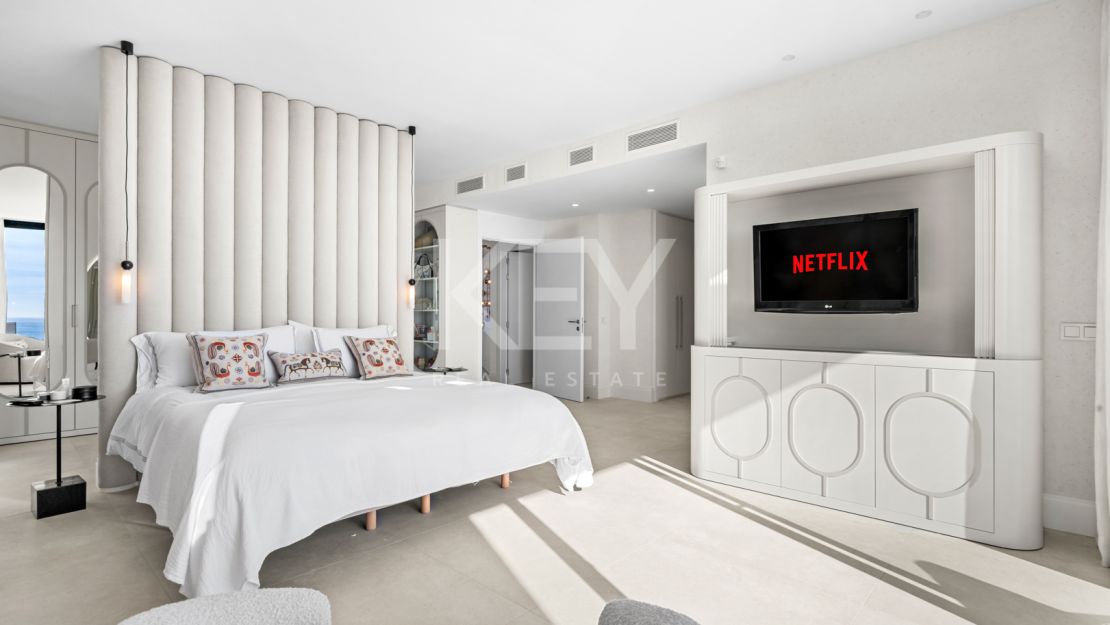 Contemporary semi-detached Villa with panoramic views in Le Blanc, Marbella Golden Mile